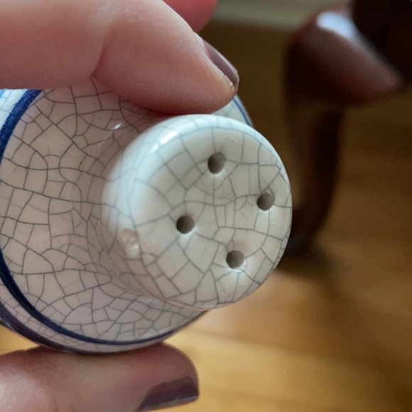 Rare Vintage Dedham Pottery rabbit themed salt and pepper shakers, no corks - Picture 5 of 11